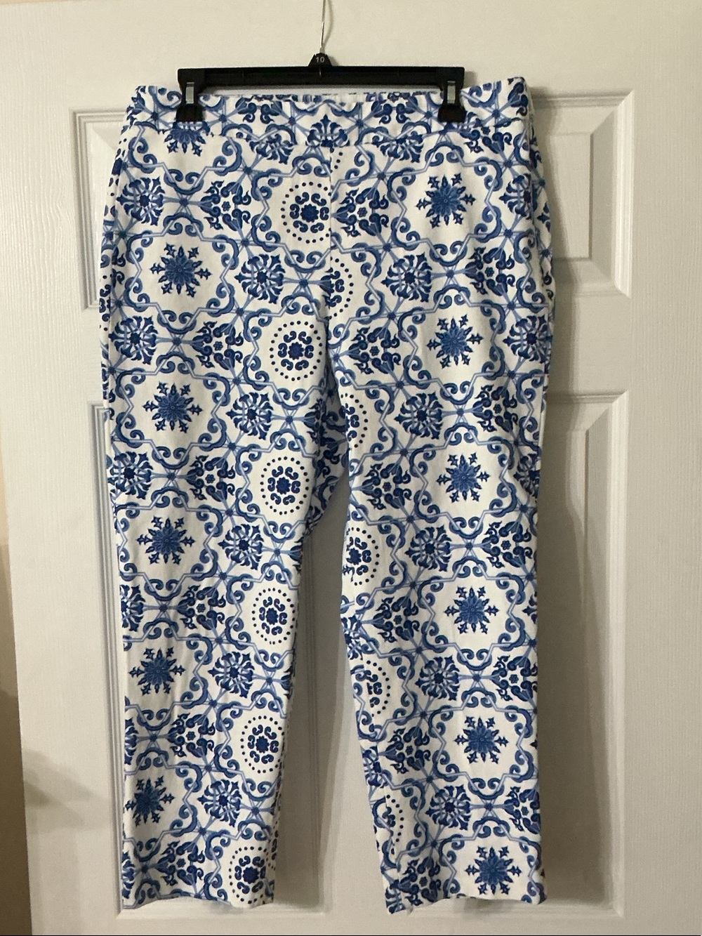 Talbots White & Blue Tile-Print Casual Pants